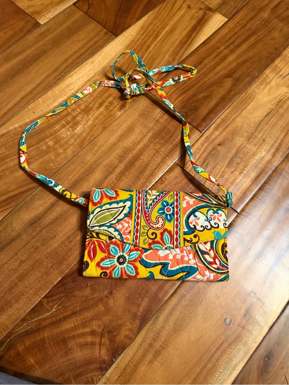 Vera Bradley small crossbody wallet in pattern Provençal